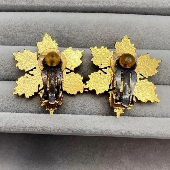 Chanel Vintage Snowflake Gold Clip-on Earrings - Picture 4 of 8